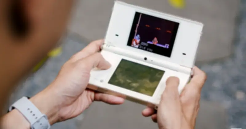 Nintendo DSi: Chiếc máy chơi game hai màn hình đi trước thời đại 17 năm