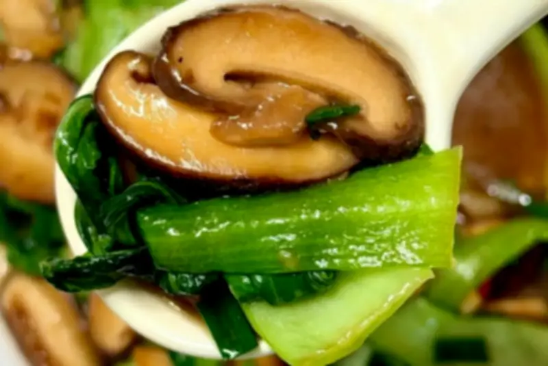 Nấm hương và rau cải thìa: 4 lưu ý quan trọng để món xào ngon và an toàn