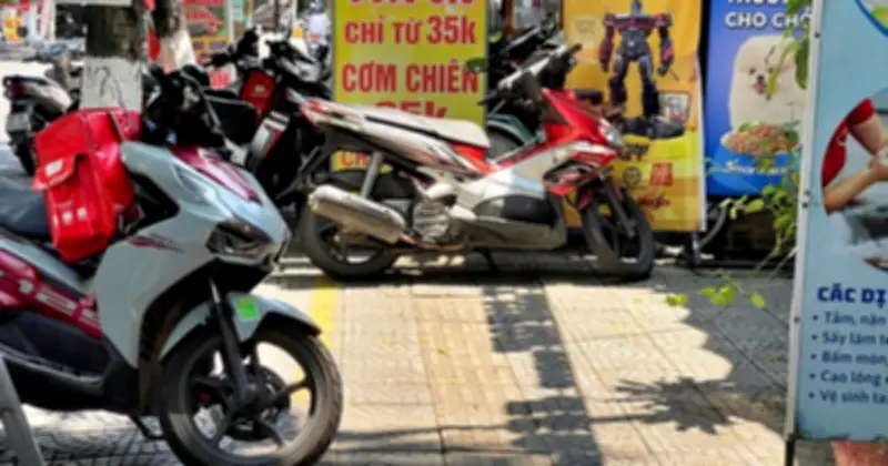 Đà Nẵng: Vỉa hè bị 'xẻ thịt', người đi bộ buộc phải xuống lòng đường đối mặt nguy hiểm