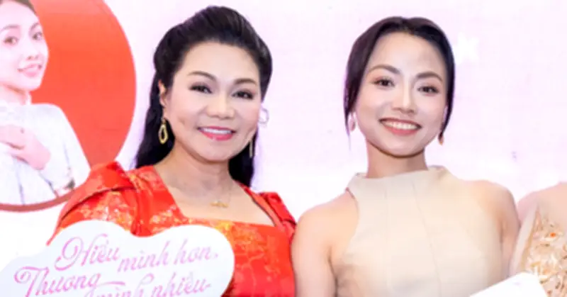 NSƯT Ngọc Huyền xúc động trước quyển sách của nữ đạo diễn 9X