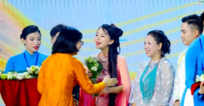 NTK người Tây mang tơ sen đất đỏ bạc nhất xuất hiện tại lễ hội áo dài