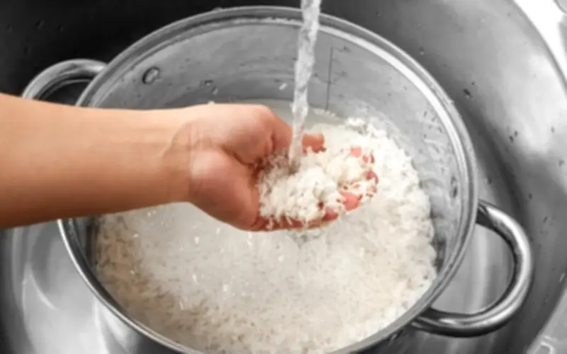 Nấu cơm bằng nước nóng hay lạnh: Thói quen quen thuộc nhưng nhiều người hiểu chưa đúng