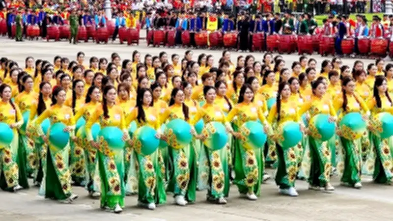 Áo Dài Rực Rỡ Khắp Ba Miền: Hà Nội, TP.HCM, Huế Cùng Tôn Vinh Di Sản Văn Hóa