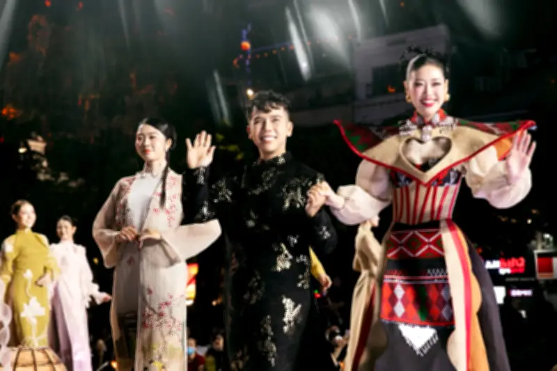 Áo dài thời trang tôn vinh vẻ đẹp bản sắc văn hóa dân tộc Việt Nam