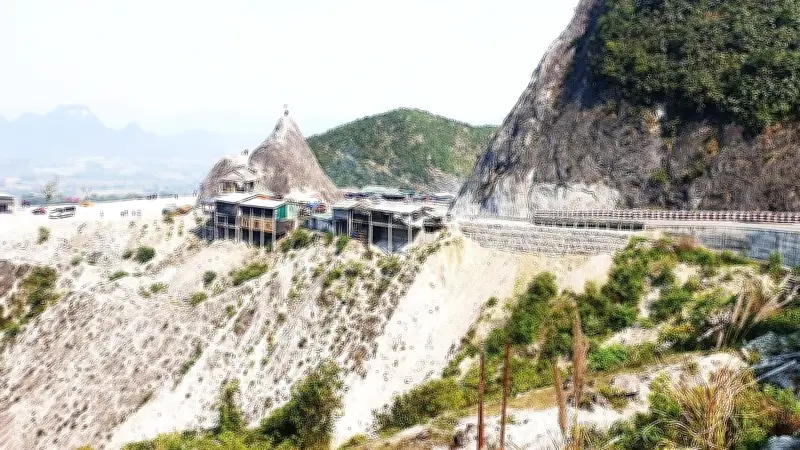 Đèo Đá Trắng: Từ điểm dừng chân hoang sơ đến điểm check-in náo nhiệt Tây Bắc