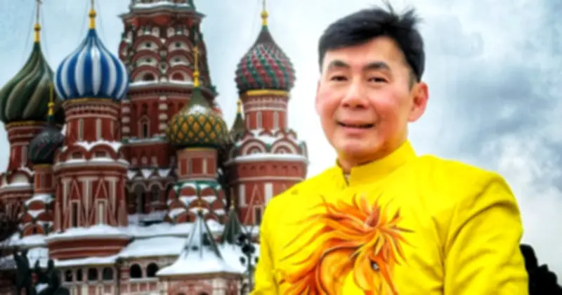 Đoan Trường thực hiện ước mơ mặc áo dài tại Quảng trường Đỏ sau 30 năm chờ đợi