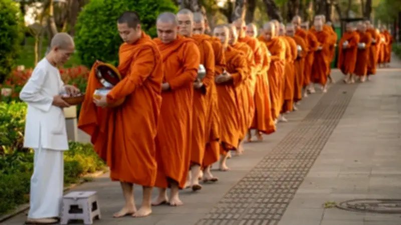 Đoàn khất thực đông đảo ở Huế: Từ nghi lễ tôn giáo đến tiềm năng du lịch tâm linh