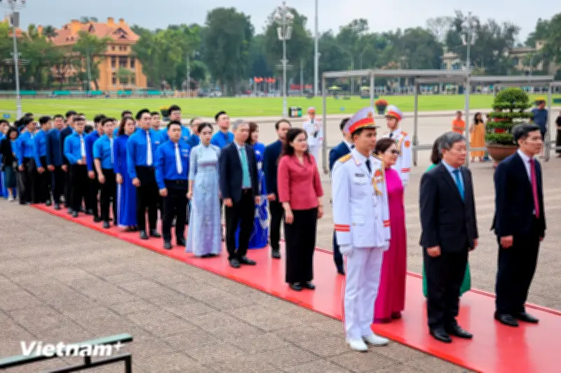 Đoàn Thanh niên Chính phủ vào viếng Lăng Chủ tịch Hồ Chí Minh