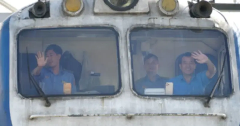 Đoàn tàu 962 tấn di chuyển chậm qua cầu Ghềnh sau sự cố sà lan đâm va