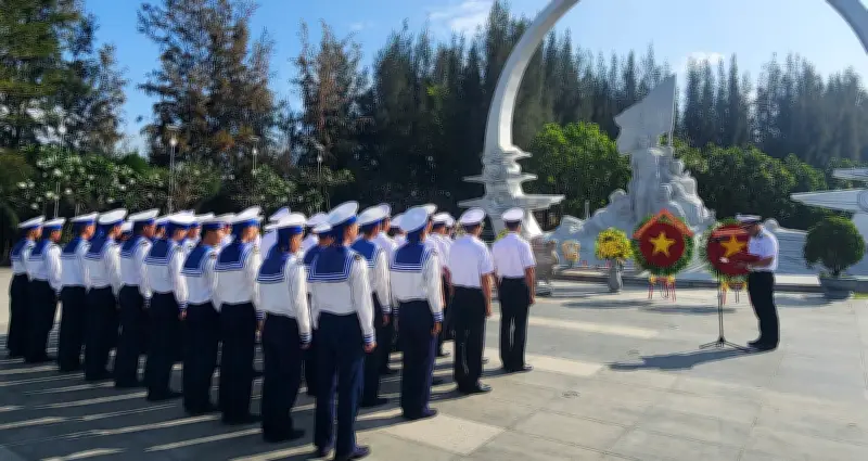 Đoàn tàu ngầm tổ chức lễ tưởng niệm 64 liệt sĩ hy sinh trong trận chiến Gạc Ma