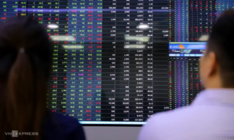 Áp lực điều chỉnh tăng cao khi VN-Index tiệm cận vùng đỉnh 1.900 điểm