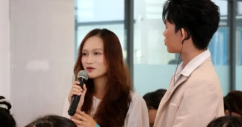 Áp lực tích cực độc hại: Khi nụ cười giả tạo khiến giới trẻ kiệt sức