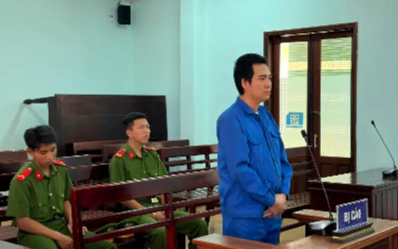 Áp Sát, Sàm Sỡ Để Cướp Tài Sản, Nam Thanh Niên Lĩnh Án