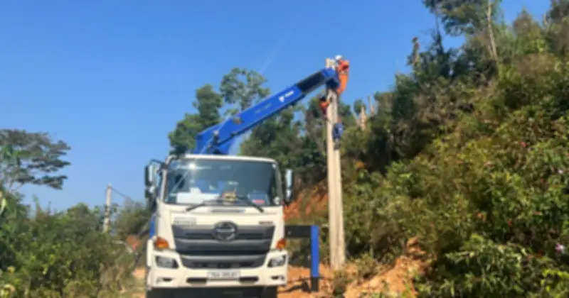 PC Quảng Ngãi nỗ lực đưa điện về 123 hộ dân Tu Thôn, vượt khó địa hình