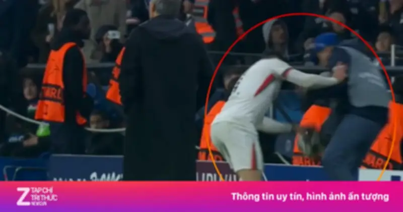 Pedro Neto gây tranh cãi khi đẩy ngã cậu bé nhặt bóng ở trận Chelsea thua PSG