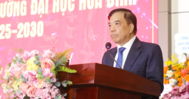 PGS.TS Bùi Anh Tuấn Chính Thức Nhận Quyết Định Làm Hiệu Trưởng Trường ĐH Hòa Bình