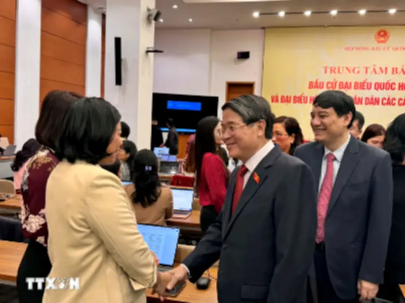 Phó Chủ tịch Quốc hội Nguyễn Đức Hải thăm, động viên phóng viên tác nghiệp bầu cử