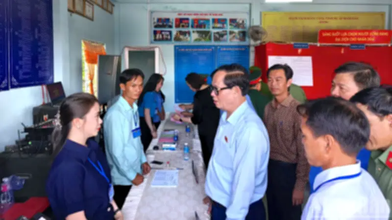 Phó Chủ tịch Quốc hội Trần Quang Phương kiểm tra công tác bầu cử và dự án quốc gia tại Cà Mau