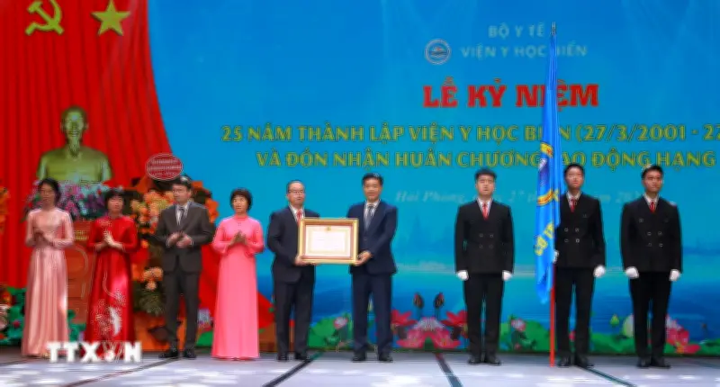 Phó Chủ tịch Quốc hội Vũ Hồng Thanh dự kỷ niệm 25 năm thành lập Viện Y học biển