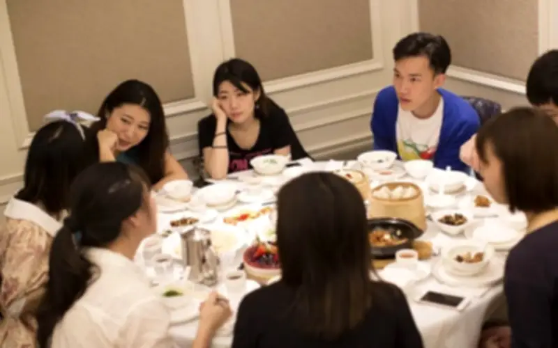 Phụ huynh bị ép báo cáo buổi họp lớp vì giấu tội, đứng lên trả phản minh rồi bỏ về