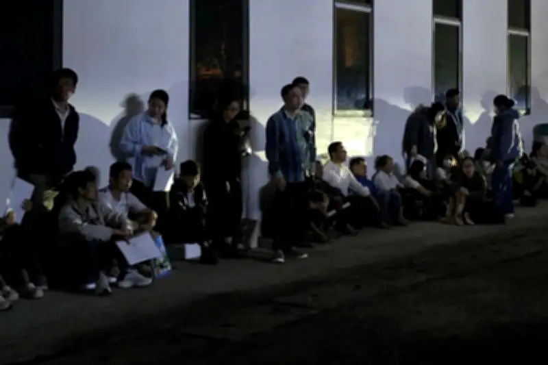 Phụ huynh chầu chực từ nửa đêm nộp hồ sơ, kiến nghị xử phạt nhà trường