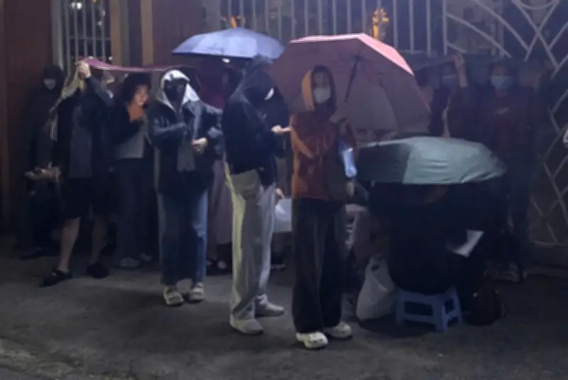 Phụ huynh chầu chực từ nửa đêm tại công trường để đặt chỗ cho con vào lớp 10