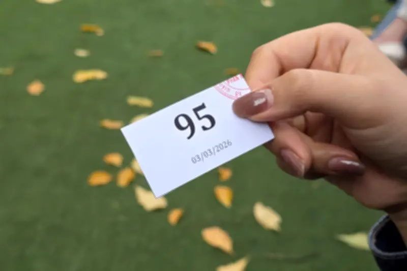 Phụ huynh chầu chực từ nửa đêm xếp hồ sơ, Sở Giáo dục yêu cầu dừng ngay