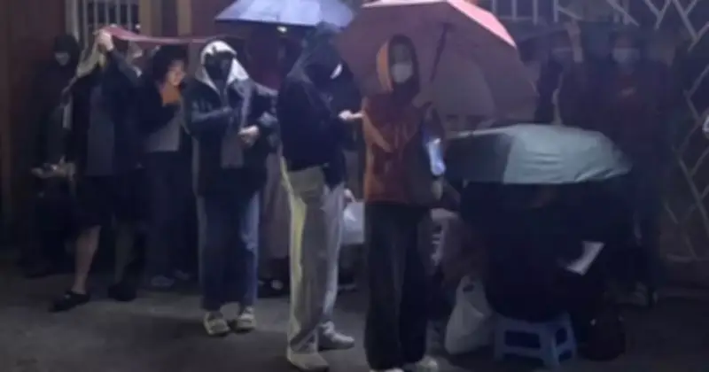 Phụ huynh Hà Nội đội mưa xuyên đêm xếp hàng trước cổng trường THPT Phan Bội Châu