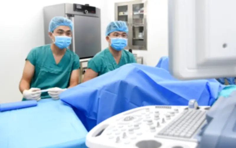 Phụ nữ 36 tuổi khám vô sinh phát hiện polyp mọc chi chít trong buồng tử cung