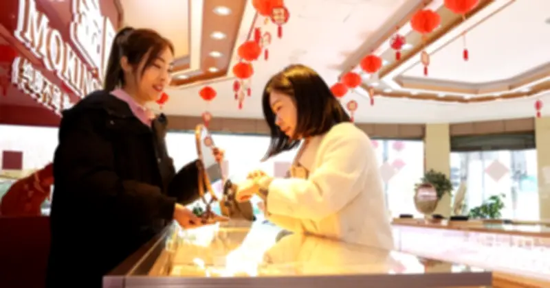 Phụ nữ Anh đổ xô mua vàng để tự bảo vệ trước bất ổn kinh tế