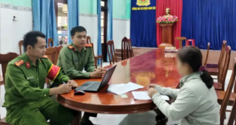 Phụ nữ bị mời làm việc vì bình luận tiêu cực về bầu cử trên Facebook