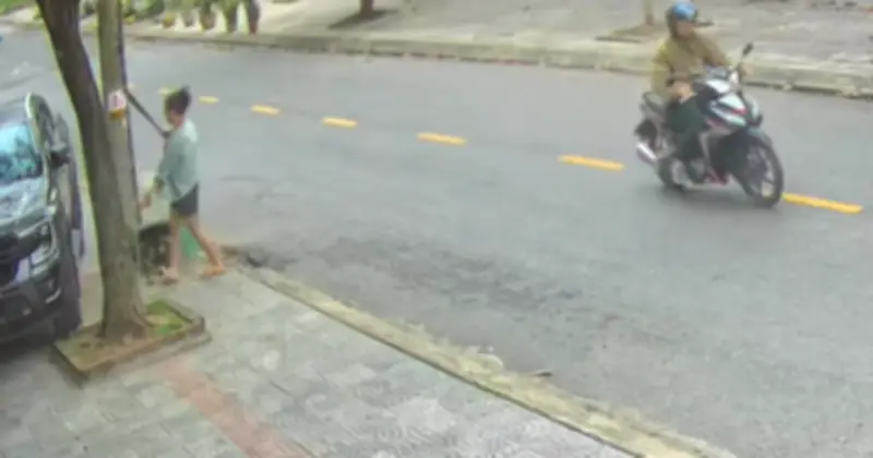 Phụ nữ dùng gậy, rựa đập phá hàng loạt ô tô đậu ven đường ở Quảng Trị