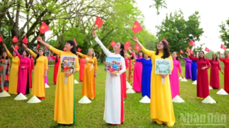 Phụ nữ Hương Trà đồng diễn dân vũ, lan tỏa thông điệp bầu cử và bảo vệ môi trường