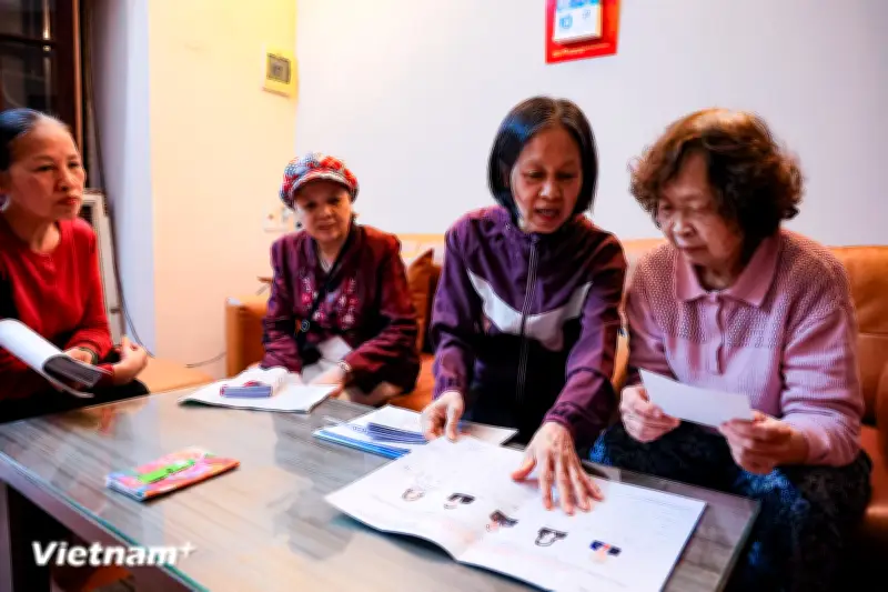 Phụ nữ Thủ đô tận tụy, nhiệt huyết góp sức cho ngày bầu cử đại biểu Quốc hội