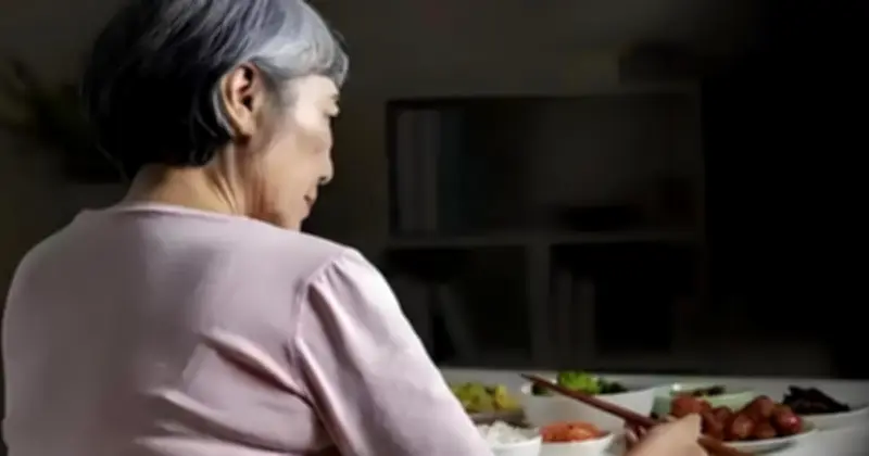 Phụ nữ trung niên sống chung: 3,5 triệu mỗi tháng và cảm giác 'người giúp việc có trả phí'