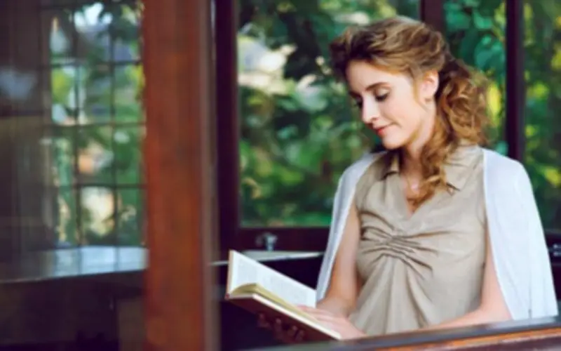 Phụ nữ tuổi 50: Ngừng làm 4 việc này để sống an nhiên, hạnh phúc hơn