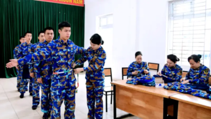 Phụ nữ Vùng 1 Hải quân chỉnh sửa quân phục, tiếp sức chiến sĩ mới nhập ngũ