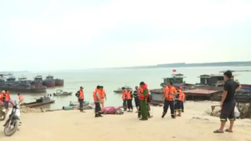 Phú Thọ khẩn trương tìm kiếm nạn nhân vụ lật tàu trên sông Hồng