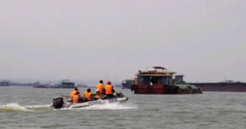 Phú Thọ: Tìm thấy một thi thể trong vụ chìm tàu hút cát trên sông Hồng