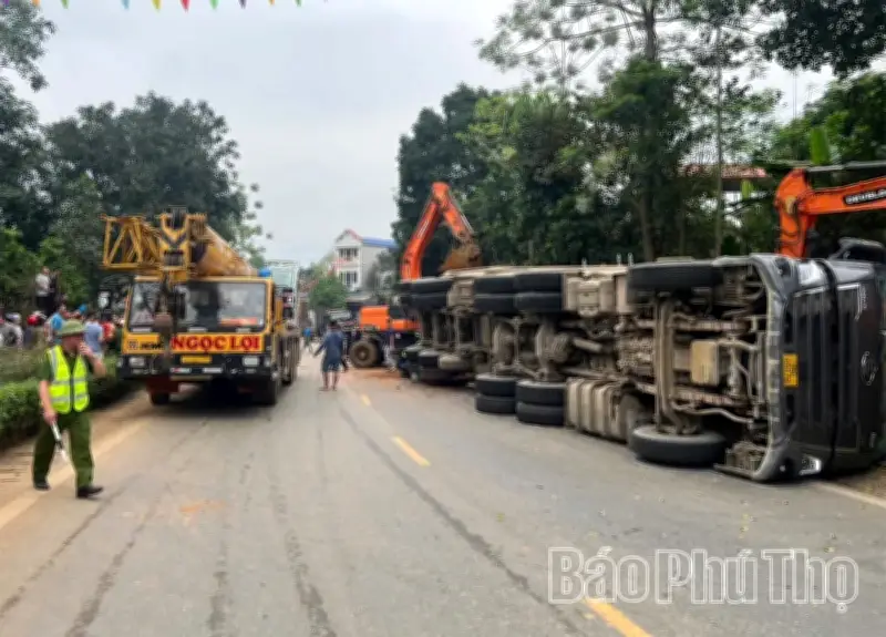 Phú Thọ: Xe tải chở đất lật nghiêng, đè trúng ô tô 4 chỗ khiến 2 người tử vong