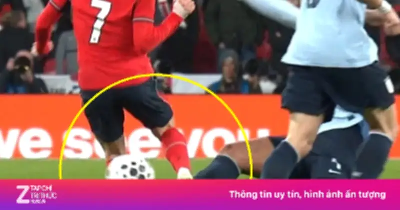 Pha vào bóng rợn người của Araujo khiến Foden chấn thương trong trận Anh - Uruguay