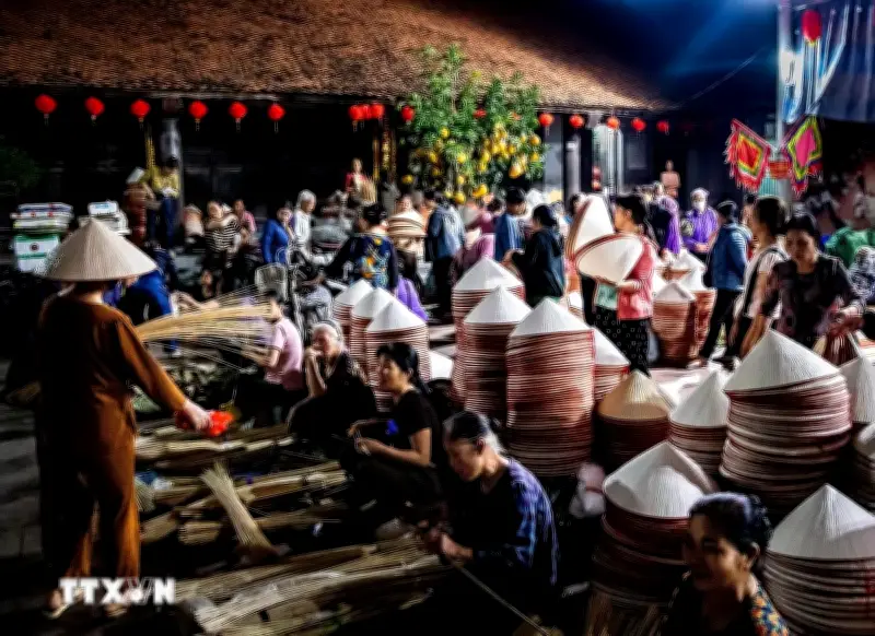 Phiên chợ chớp nhoáng giữ nghề thêu trăm năm ở Hà Nội