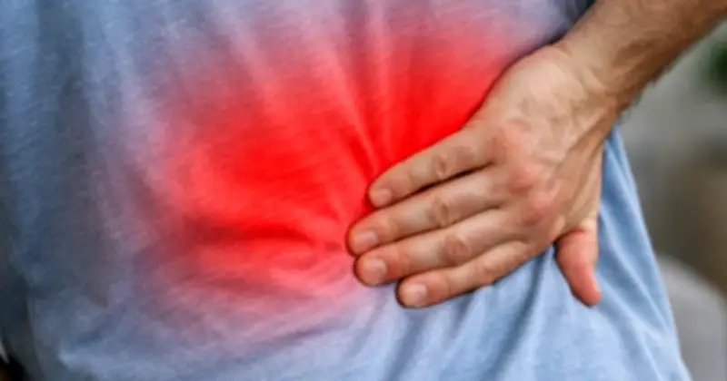 Phân biệt đau lưng thông thường và đau thận: Dấu hiệu nhận biết quan trọng