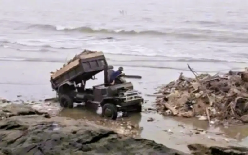 Phẫn nộ clip xe công nông đổ rác thải trắng trợn xuống biển Hải Tiến