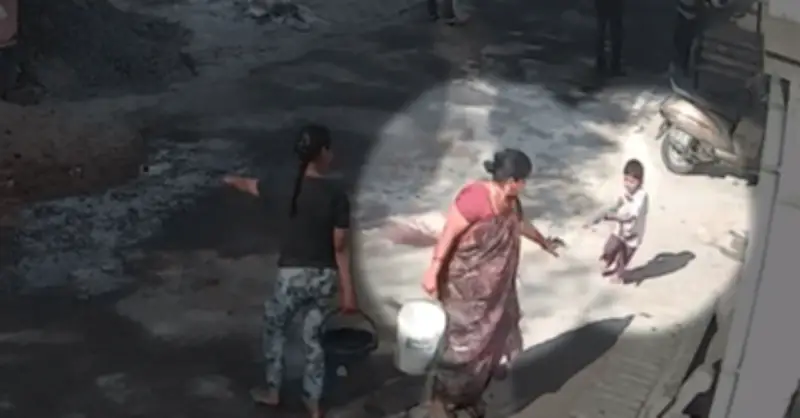 Phẫn nộ cảnh bà ngoại hắt cả xô nước nóng lên người bé trai 4 tuổi