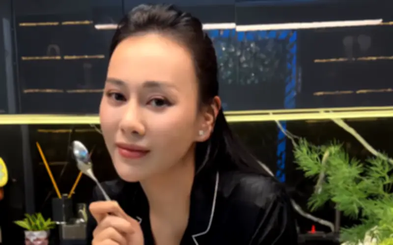 Phương Oanh Lộ Diện Sau Nửa Năm Vắng Bóng, Gây Chú Ý Với Món Ăn Nhỏ