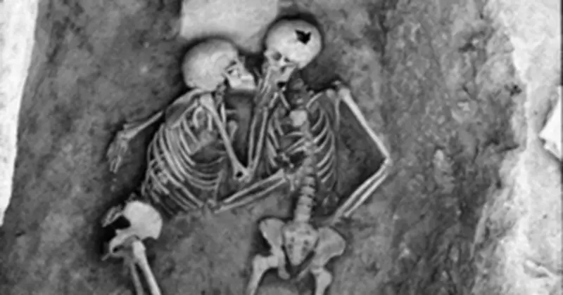 Phát hiện cặp đôi ôm nhau 2.800 năm tại Iran, hé lộ câu chuyện tình cảm động