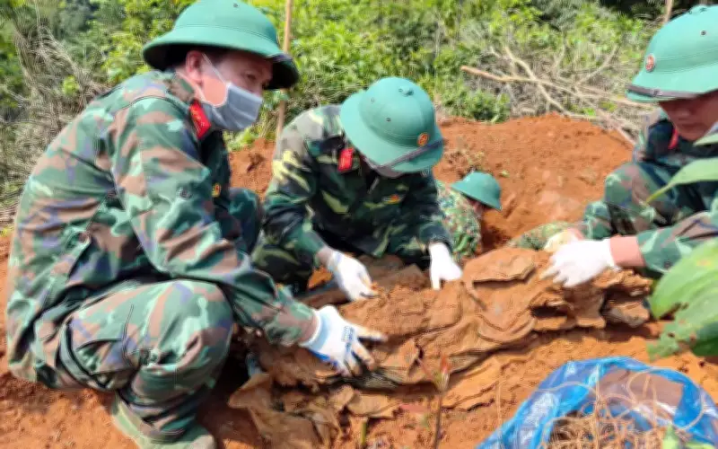 Phát hiện hai cốt liệt sĩ cùng tấm vòng đá thông tin và nhiều mảnh đạn