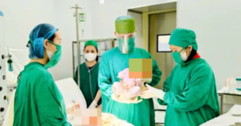 Phát hiện thai nhi 5,4 kg, ê-kíp bác sĩ khẩn cấp họp bàn mổ khẩn