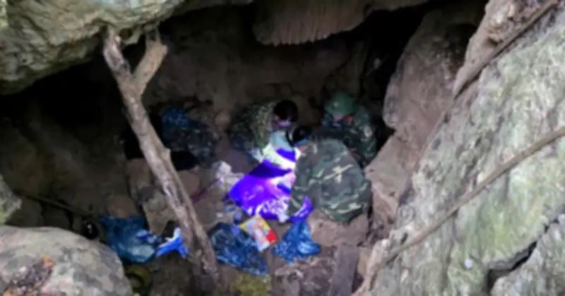 Phát hiện thêm hài cốt liệt sĩ trong hang sâu 3 mét tại Quảng Trị